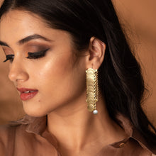 Load image into Gallery viewer, Gold coin motif linear earrings with pearls