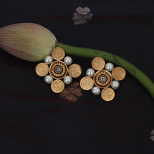 Load image into Gallery viewer, Gold Kasu Coin Indian Hair accessory with pearls