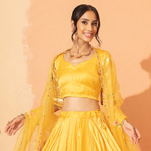 Load image into Gallery viewer, Gold Plated Reefs & Pearls Haslee worn by samyukta menon