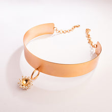 Load image into Gallery viewer, Pearl Flower Amulet Gold Choker