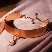 Load image into Gallery viewer, Pearl Flower Amulet Gold Choker