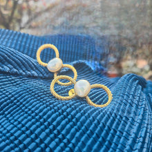 Load image into Gallery viewer, Aphrodite’s Knots Pearl Loop Earrings