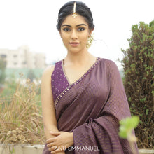 Load image into Gallery viewer, Ethnic Weaves Golden Pearl Mangtika worn by Sonam Kapoor and Anu Emmanuel