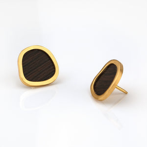 BOLD ASYMMETRICAL COLLAR PIN WITH WOODEN DETAILING