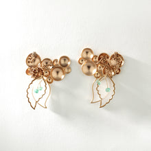 Load image into Gallery viewer, Dewdrops earring with plantain leaf