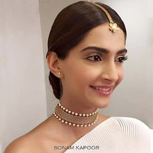 Load image into Gallery viewer, ethnic-weaves-golden-pearl-mangtika-worn-by-sonam-kapoor