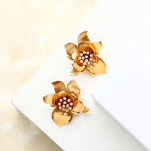 Load image into Gallery viewer, gold-gardenia-stud-earrings