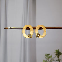 Load image into Gallery viewer, GOLD TONED HAMMERED ROUND STUD EARRINGS WITH DROPLET CRYSTALS