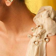 Load image into Gallery viewer, Pearl bunch brooch pins