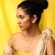 Load image into Gallery viewer, Pearl bunch brooch pins