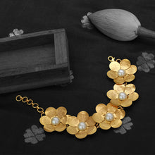 Load image into Gallery viewer, Gold Primrose bracelet with pearls
