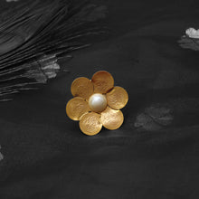 Load image into Gallery viewer, Gold primrose coin ring with pearl center
