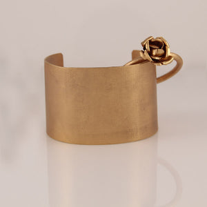 GOLD PLATED MINUTE CUFF WITH RING AND ROSE HANGING