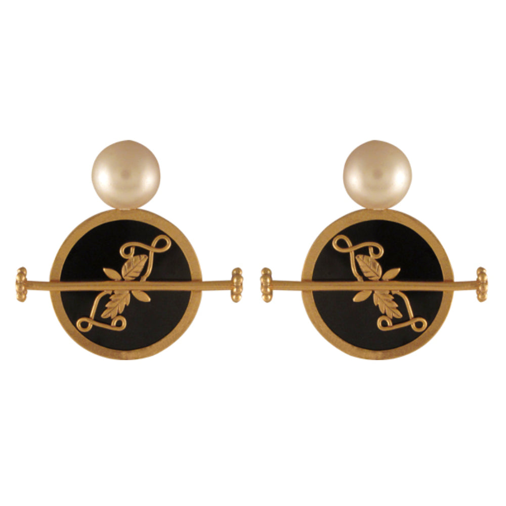 GOLD PLATED BLACK AC ROUND EARRING WITH HALF PEARL, WILDERNESS AND STUD ON IT