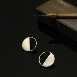 SILVER PLATED ROUND HALF BLACK AC AND HALF PLAIN EARRING
