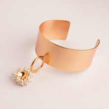 Load image into Gallery viewer, Pearl Bunch Jhallar Gold Plated Cuff
