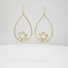 Load image into Gallery viewer, Pearl Dew drop Hoops
