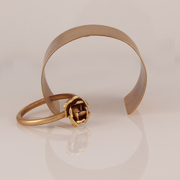 GOLD PLATED MINUTE CUFF WITH RING AND ROSE HANGING