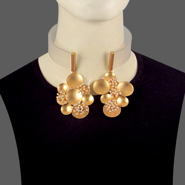 ACRYLIC COLLAR WITH GOLD PLATED CIRCLES AND WIRE PEARLS ON 2 SIDE