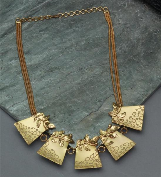 GOLD PLATED 3 LINE DORI CHAIN NECKPIECE WITH TRAPEZIUM BRICK, SERRATE & WILDERNESS ON IT