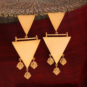 Whimsical whirl earrings worn by Kriti Sanon