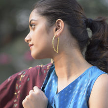Load image into Gallery viewer, Idyllic Field Earring in Gold - Worn by Nivetha Pethuraj
