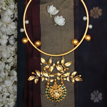 Load image into Gallery viewer, GOLD PLATED BEAD AND PEARLS HASLEE WITH SERRATE, &amp; GREEN BP
