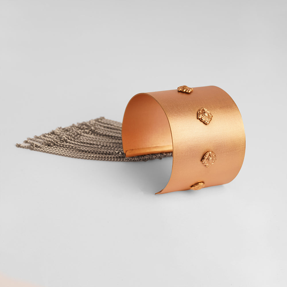 GOLD PLATED MINUTE CUFF WITH STAMP ON CENTER AND STEEL CHAIN HANGING