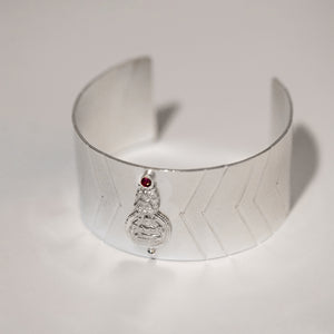 92.5 SILVER ETCHED CUFF WITH KASU ON CENTRE