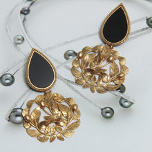 Load image into Gallery viewer, GOLD PLATED BLACK AC DROP AND ROUND SERRATE LEAVES EARRING
