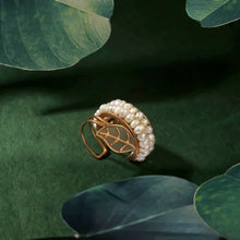 Load image into Gallery viewer, Plantains and pearls ring
