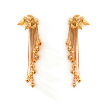 Load image into Gallery viewer, GOLD PLATED SERRATE AND TASSEL CHAIN EARRING

