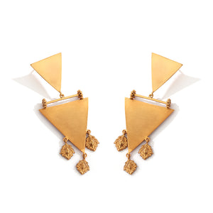 Whimsical whirl earrings worn by Kriti Sanon