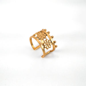 GOLD PLATED ENGRAVING 3 ROUNDED FLOWER AND WIRE RING WITH DOTS ONE SIDED worn by Samyuktha Menon
