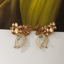 Load image into Gallery viewer, Dewdrops earring with plantain leaf
