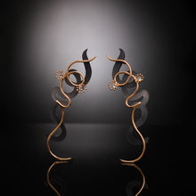 Load image into Gallery viewer, SEA WAVE BLACK EARRING
