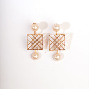 GOLD PLATED STRIPED SQUARE EARRING WITH HALF PEARLS