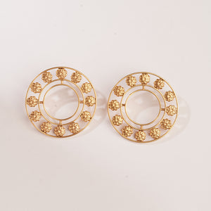 GOLD PLATED ROUND WIRE AND ENGRAVING FLOWERS STUD EARRING