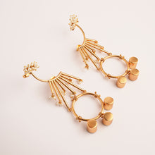 Load image into Gallery viewer, Pearl bunch statement gold earring
