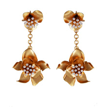 Load image into Gallery viewer, GOLD PLATED WIRE PEARL AND FUCHSIA DOUBLE FLOWER EARRING
