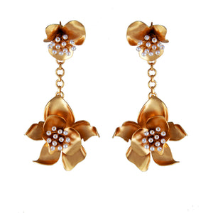 GOLD PLATED WIRE PEARL AND FUCHSIA DOUBLE FLOWER EARRING