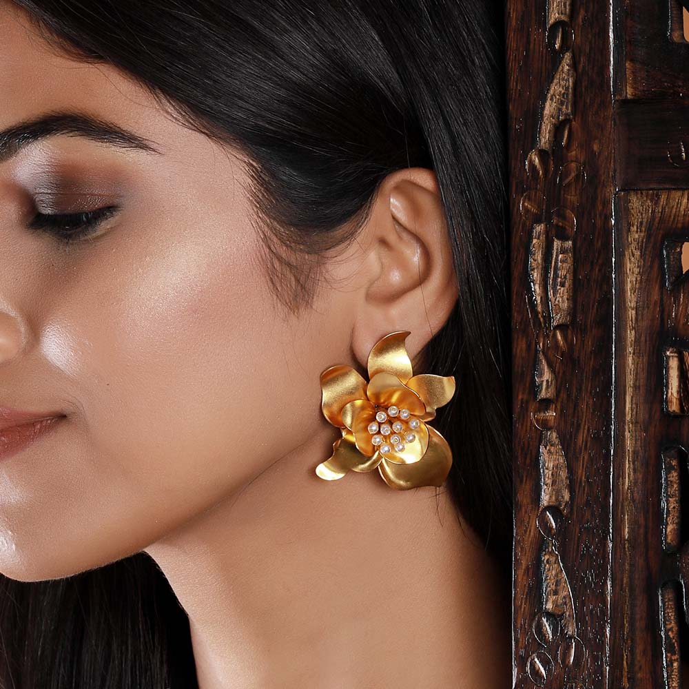 gold-gardenia-stud-earrings