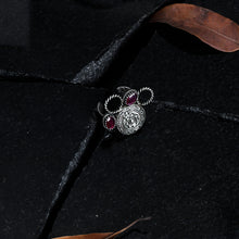 Load image into Gallery viewer, 92.5 SILVER ROUND STAMP RING WITH ROUND TWISTED WIRE &amp; PINK XTLS ON IT
