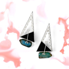 Load image into Gallery viewer, STERLING SILVER TRIANGULAR FILIGREE EARRINGS WITH AGATE STONE

