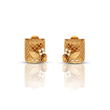 Load image into Gallery viewer, GOLD TONED MESH CYLINDER FLORAL STUD EARRINGS WITH PEARLS
