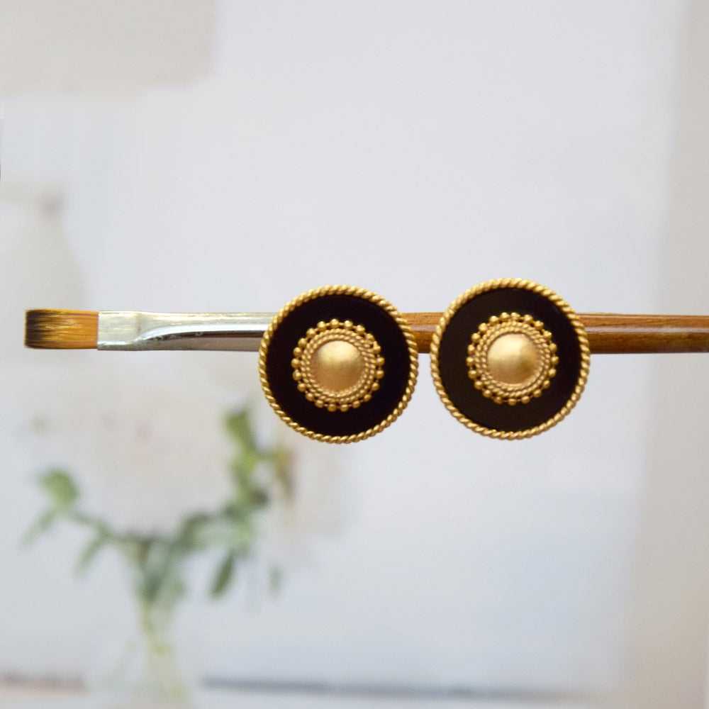 GOLD TONED AND BLACK CONCENTRIC CIRCLE STUD EARRINGS