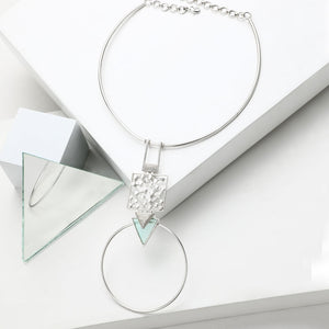 SILVER TONED CIRCULAR PENDANT COLLAR NECKLACE WITH CYAN ACRYLIC & DOTTED DETAIL