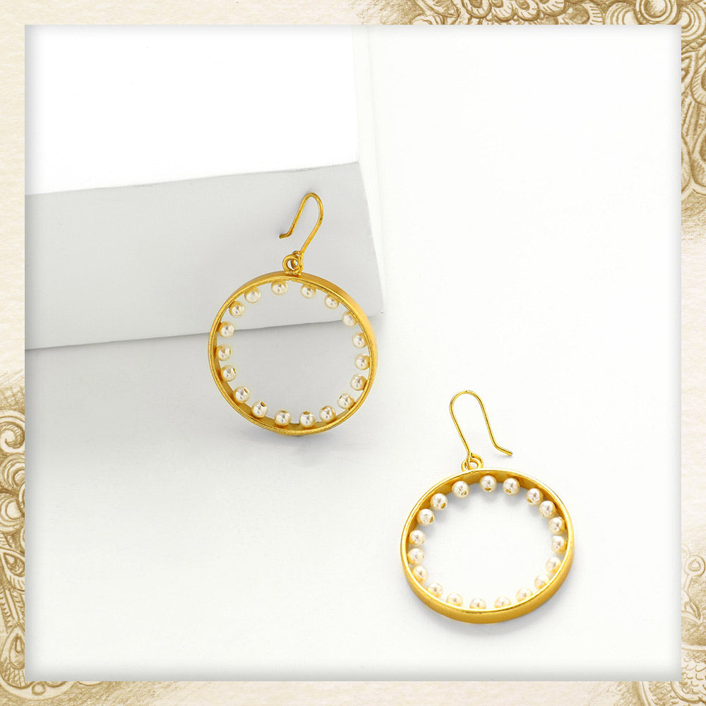 GOLD TONED ROUND SHAPED HOOP EARRING WITH PEARLS